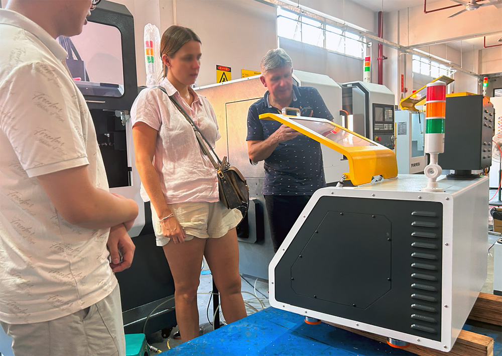 育菁裝備桌面級(jí)數(shù)控機(jī)床產(chǎn)車間